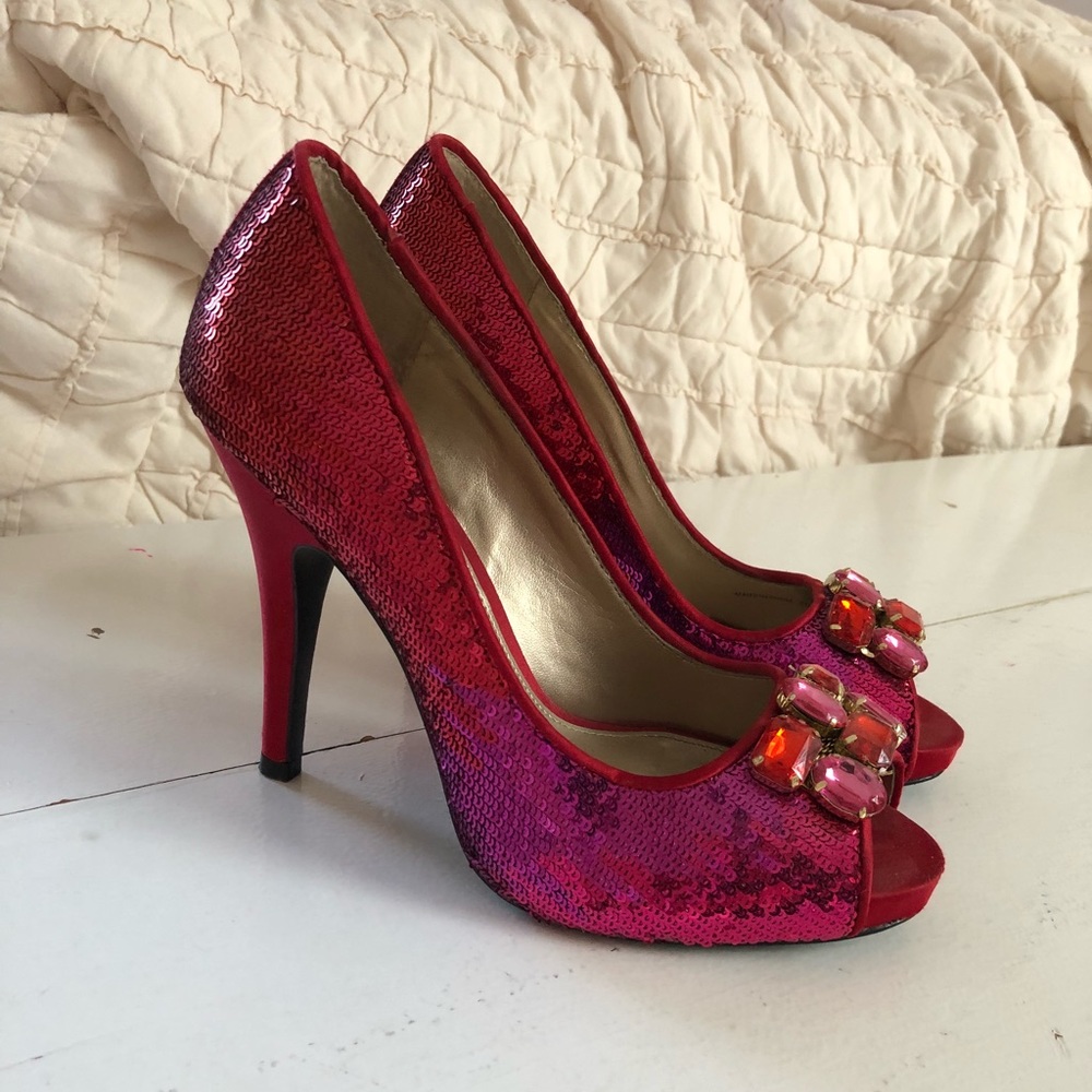 Sparkle glitter pump. Fades red to pink